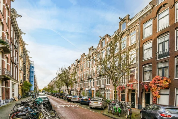 Amsterdam April 2021 Een Stadsstraat Met Geparkeerde Auto Fietsen Aan — Stockfoto