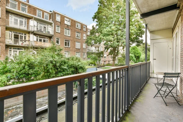 네덜란드 암스테르담 2021 뒤쪽에 의자와 나무가 발코니 아파트 — 스톡 사진