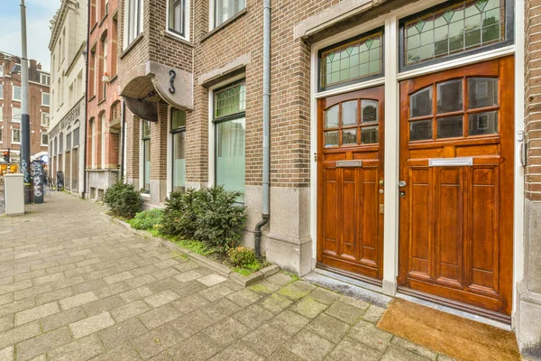 Amsterdam Nederländerna April 2021 Tegelbyggnad Med Två Dörrar Framsidan Och — Stockfoto