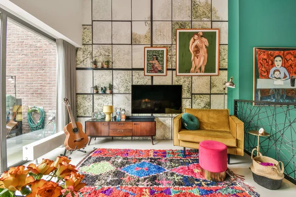 Een Woonkamer Met Groene Muren Kleurrijke Tapijten Vloer Naast Een — Stockfoto
