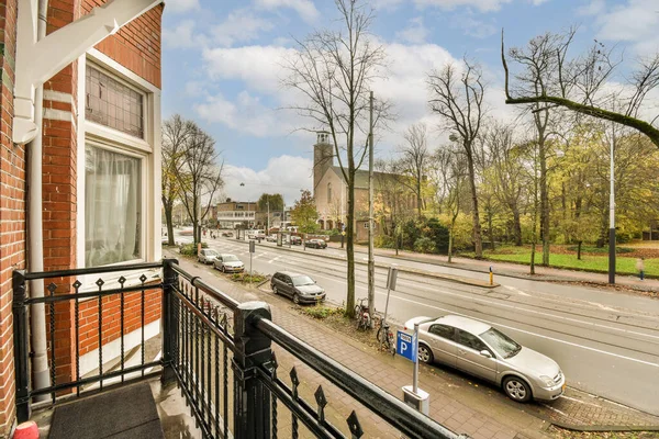 Een Buitenruimte Met Auto Geparkeerd Aan Kant Van Weg Bomen — Stockfoto