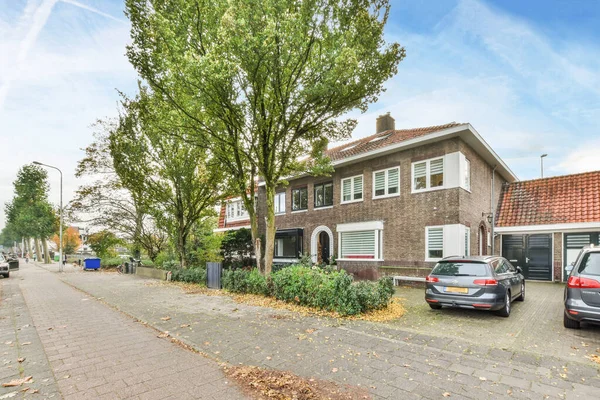 Amszterdam Hollandia 2021 Április Egy Utca Melynek Szélén Autók Parkolnak — Stock Fotó