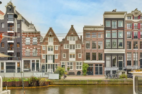 Амстердам Нидерланды Апреля 2021 Года Некоторые Здания Воде Перед Каналом — стоковое фото