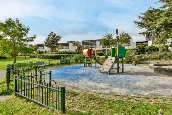 Amsterdã Holanda Abril 2021 Playground Vazio Parque Com Céu Azul — Fotografia de Stock
