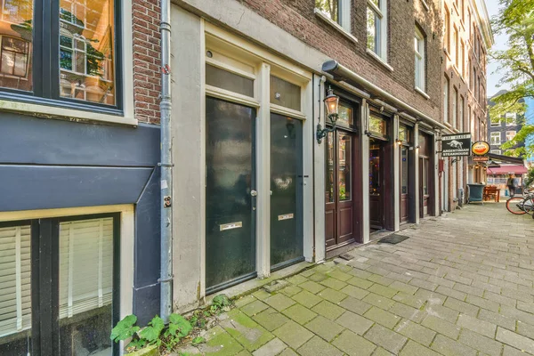 Amsterdam Hollanda Nisan 2021 Her Iki Tarafında Binalar Dükkanların Önünde — Stok fotoğraf