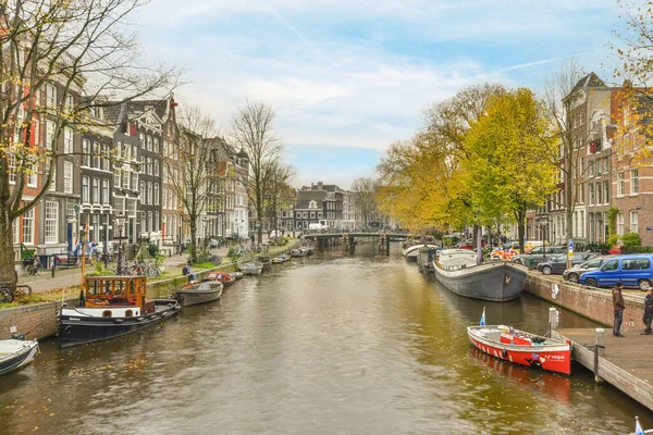 Амстердам Нидерланды Апреля 2021 Года Канал Лодками Людьми Других Лодках — стоковое фото