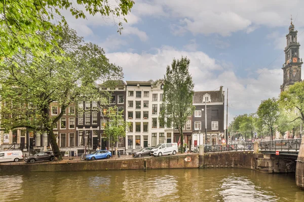 Амстердам Нидерланды Апреля 2021 Года Канал Зданиями Деревьями Переднем Плане — стоковое фото