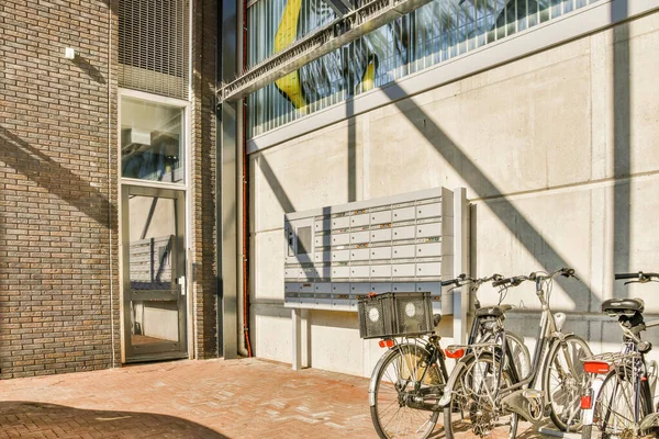 Duas Bicicletas Estacionadas Uma Lado Outra Bicicletas Frente Edifício Com — Fotografia de Stock
