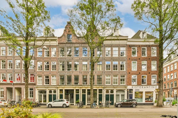 Amsterdam Holandia Kwietnia 2021 Niektóre Budynki Środku Obszaru Samochodami Zaparkowanymi — Zdjęcie stockowe