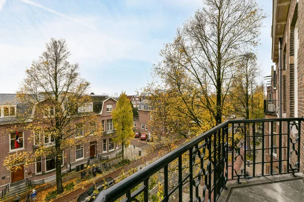 Amsterdam Holandia Kwietnia 2021 Obszar Zewnętrzny Drzewami Budynkami Tle Zaczerpnięty — Zdjęcie stockowe