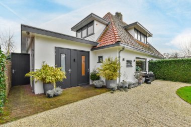 Beyaza boyanmış ve ailenin yaşaması için ev olarak kullanılan bir ev.