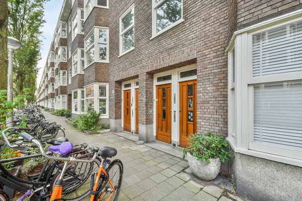 Amsterdam Hollanda Nisan 2021 Beyaz Kepenkleri Pencereleri Olan Tuğla Bir — Stok fotoğraf