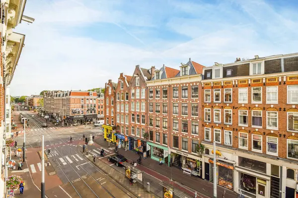 Amsterdam Holandia Kwietnia 2021 Miasto Budynkami Ludźmi Spacerującymi Ulicą Przed — Zdjęcie stockowe