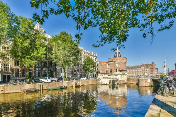 Άμστερνταμ Κάτω Χώρες Απριλίου 2021 Ένα Κανάλι Βάρκες Και Κτίρια — Φωτογραφία Αρχείου
