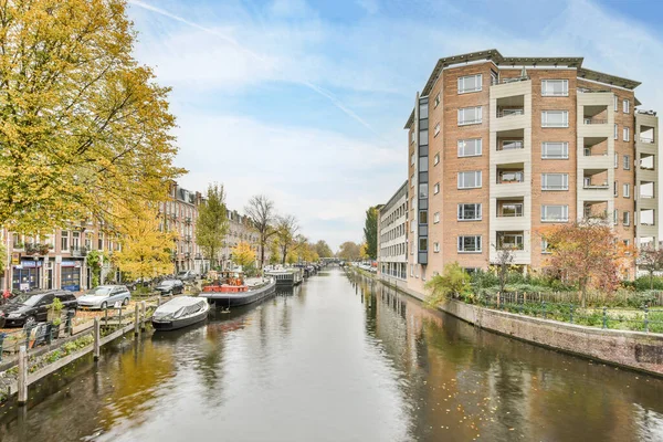 Amsterdam Nizozemsko Dubna 2021 Některé Budovy Čluny Vodě Městské Oblasti — Stock fotografie