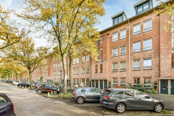 Amsterdam Niederlande April 2021 Einige Autos Parken Straßenrand Vor Einem — Stockfoto