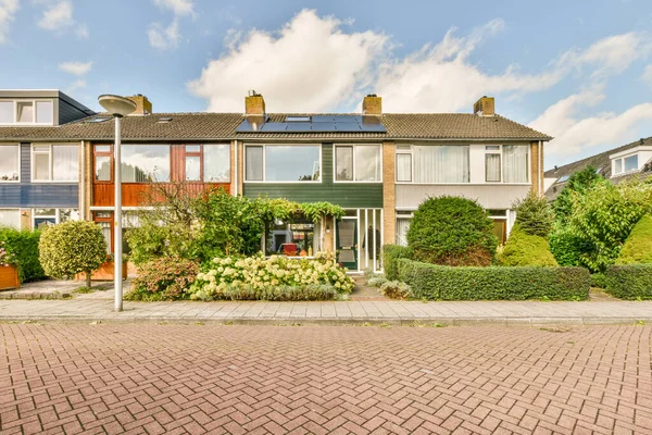 Amszterdam Hollandia 2021 Április Egy Ház Utca Közepén Bokrokkal Virágokkal — Stock Fotó
