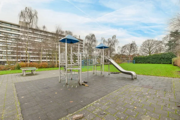 Amsterdã Holanda Abril 2021 Parque Infantil Vazio Meio Uma Cidade — Fotografia de Stock