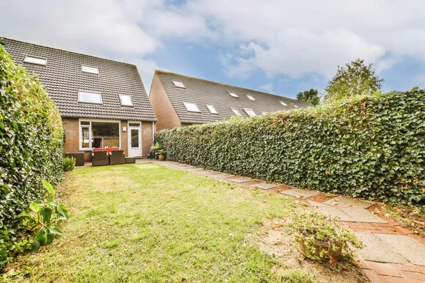 Una Casa Los Países Bajos Con Setos Arbustos Que Rodean —  Fotos de Stock