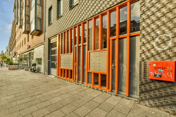 Egy Épület Külseje Ami Téglából Készült Narancssárga Szegéllyel Ablakok Körül — Stock Fotó