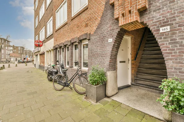 Amsterdam Hollanda Nisan 2021 Kapıya Çıkan Merdivenleri Kaldırımda Bitkileri Olan — Stok fotoğraf