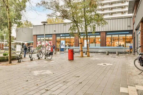 Амстердам Нідерланди Квітня 2021 Року Люди Ходять Їздять Велосипедах Тротуару — стокове фото