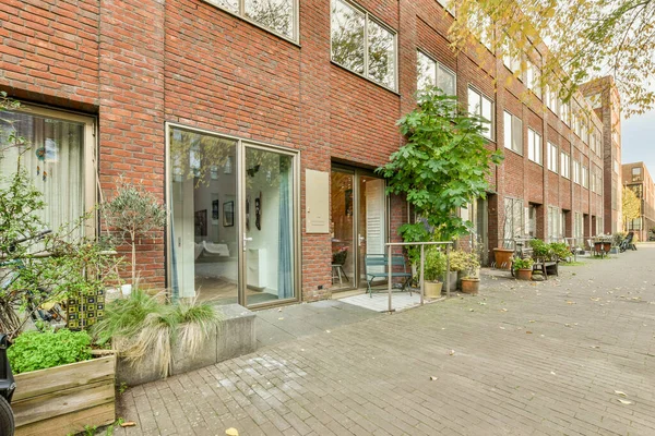 Amsterdam Holandia Kwietnia 2021 Murowany Budynek Roślinami Rosnącymi Chodniku Przed — Zdjęcie stockowe