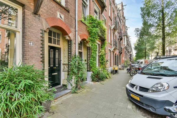 Amsterdam Hollanda Nisan 2021 Kenarında Arabalar Park Edilmiş Bir Şehir — Stok fotoğraf