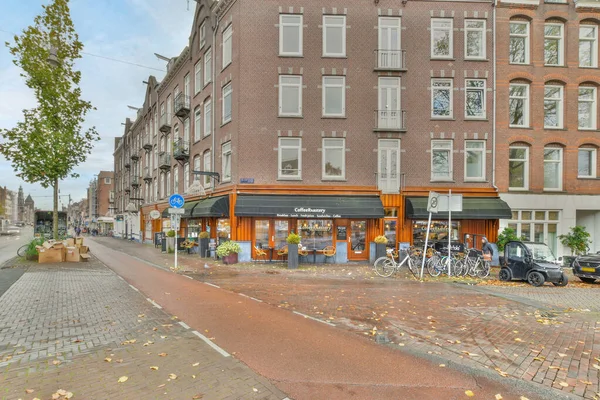 Amsterdam Holland April 2021 Bygade Med Bygninger Cykler Parkeret Fortovet - Stock-foto