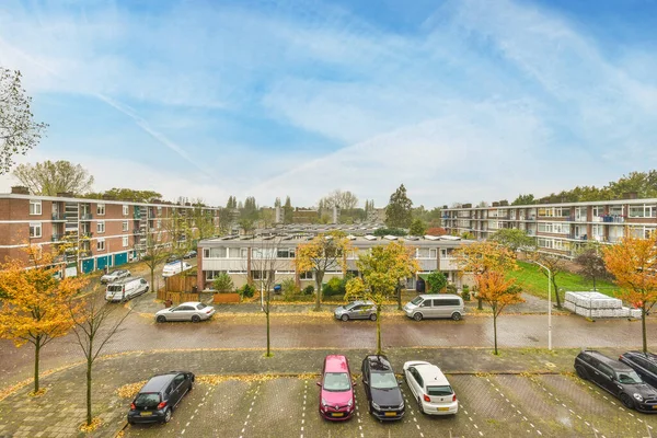 Amsterdam April 2021 Een Parkeerplaats Met Aan Zijkant Geparkeerde Auto — Stockfoto
