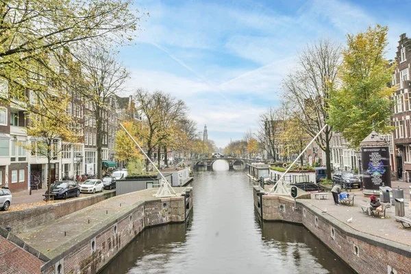 Άμστερνταμ Κάτω Χώρες Απριλίου 2021 Ένα Κανάλι Αυτοκίνητα Σταθμευμένα Στο — Φωτογραφία Αρχείου