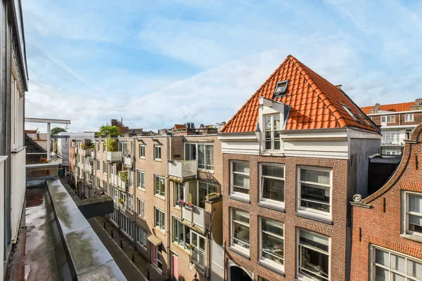 Άμστερνταμ Ολλανδία Απριλίου 2021 Κάποια Κτίρια Στην Πόλη Μπλε Ουρανό — Φωτογραφία Αρχείου