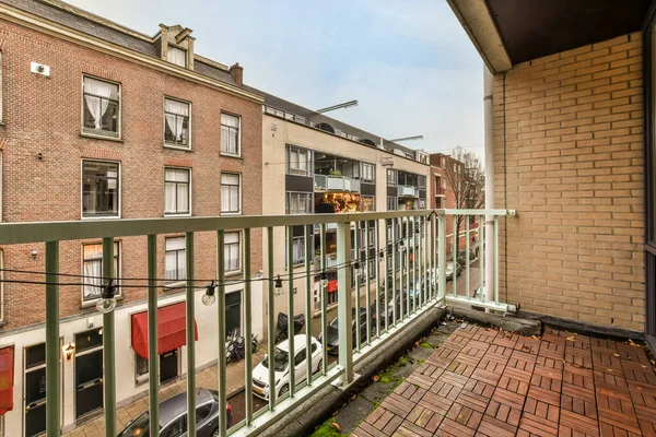 2021年4月10日 荷兰阿姆斯特丹 有一个阳台 后面有一些建筑物 院子右边有一扇开着的门 是空的 — 图库照片