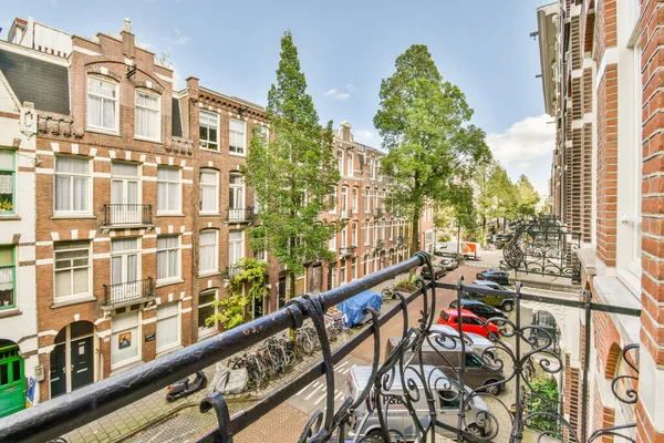 Egy Erkély Kerékpárok Parkolt Korlátok Épületek Háttérben Amint Egy Apartman — Stock Fotó