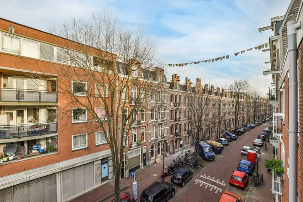 Amsterdam Holandia Kwietnia 2021 Ulica Miejska Zaparkowanymi Samochodami Ludźmi Idącymi — Zdjęcie stockowe