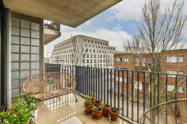 Ein Balkon Mit Topfpflanzen Auf Dem Boden Und Ein Mehrfamilienhaus — Stockfoto