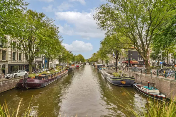 Άμστερνταμ Κάτω Χώρες Απριλίου 2021 Μερικά Σκάφη Στο Νερό Και — Φωτογραφία Αρχείου