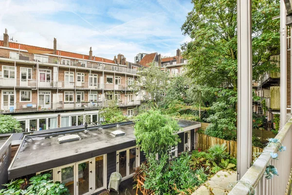 Amsterdam Nederländerna April 2021 Balkong Med Massor Växter Och Byggnader — Stockfoto