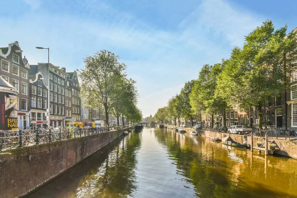 Άμστερνταμ Κάτω Χώρες Απριλίου 2021 Ένα Κανάλι Στο Κέντρο Μιας — Φωτογραφία Αρχείου