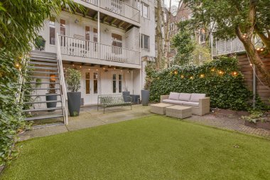 New York 'ta bir apartmanın üst katına çıkan kanepesi ve merdivenleri olan bir arka bahçe.