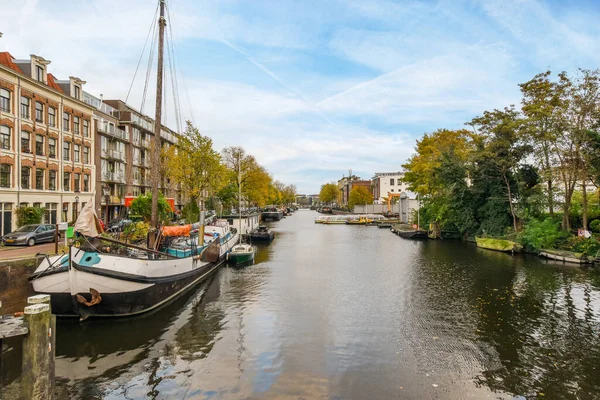 Амстердам Нидерланды Апреля 2021 Года Некоторые Лодки Воде Здания Обеих — стоковое фото