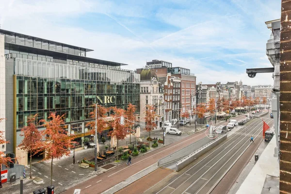 Amsterdam Nederländerna April 2021 Stadsgata Med Byggnader Och Träd Förgrunden — Stockfoto