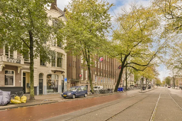 Een Stadsstraat Met Aan Zijkant Geparkeerde Auto Bomen Langs Weg — Stockfoto