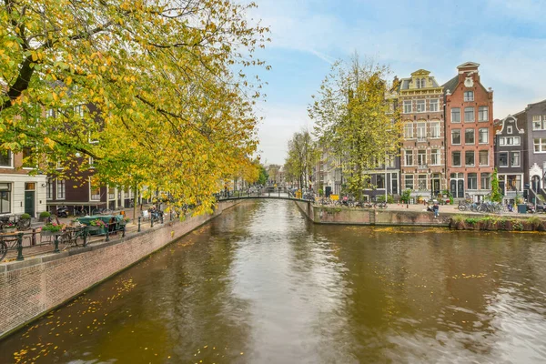 Άμστερνταμ Κάτω Χώρες Απριλίου 2021 Ένα Κανάλι Στη Μέση Μιας — Φωτογραφία Αρχείου