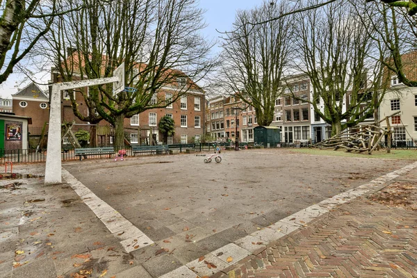 荷兰阿姆斯特丹 2021年4月10日 在住宅区中央的一条空旷街道 两边都有很多树 没有汽车或人 — 图库照片
