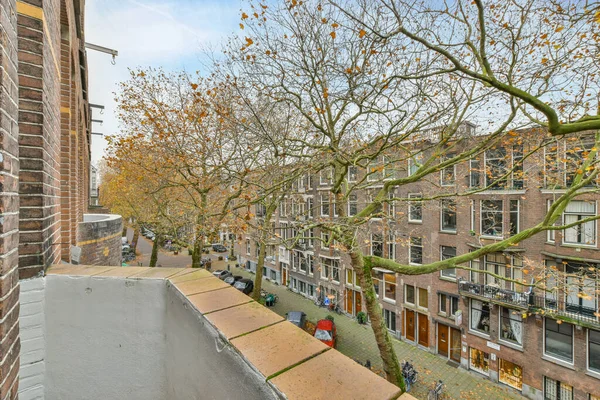 Árbol Medio Complejo Apartamentos Con Gente Caminando Por Acera Bicicletas — Foto de Stock