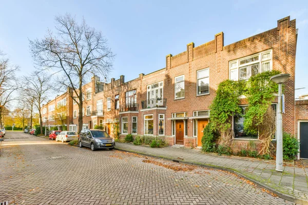 Amsterdam Olanda Aprilie 2021 Stradă Cărămidă Mașini Parcate Lateral Copaci — Fotografie, imagine de stoc