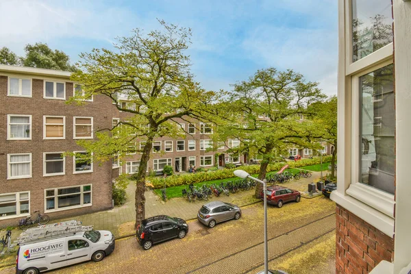 Amsterdam Netherlands April 2021 Street Cars Parked Front Building Trees — Stock Photo, Image