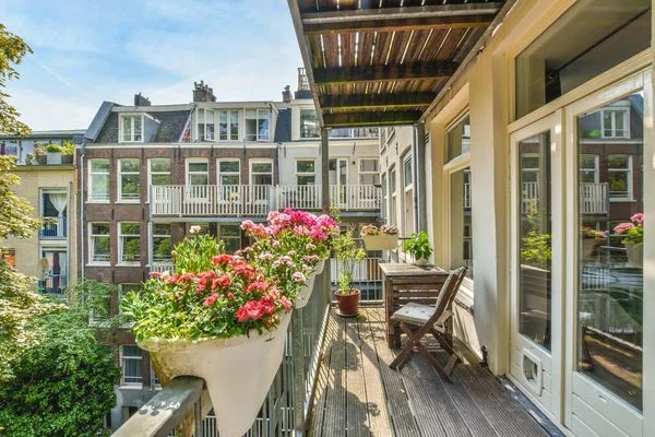 Een Balkon Met Bloemen Potten Reling Een Flatgebouw Achtergrond Blauwe — Stockfoto