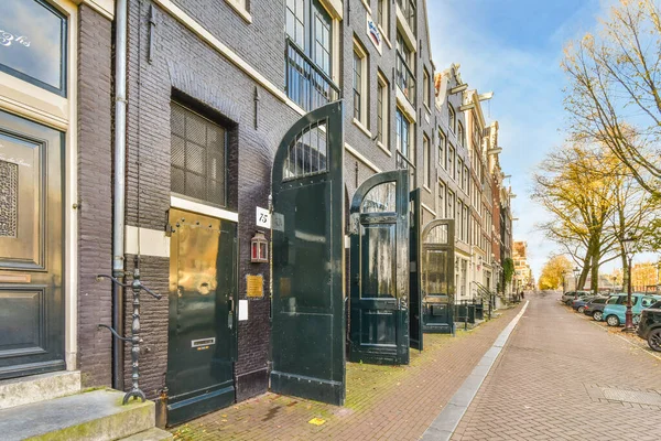 Amsterdam Hollanda Nisan 2021 Kenarında Park Etmiş Araçlar Arkada Binalar — Stok fotoğraf